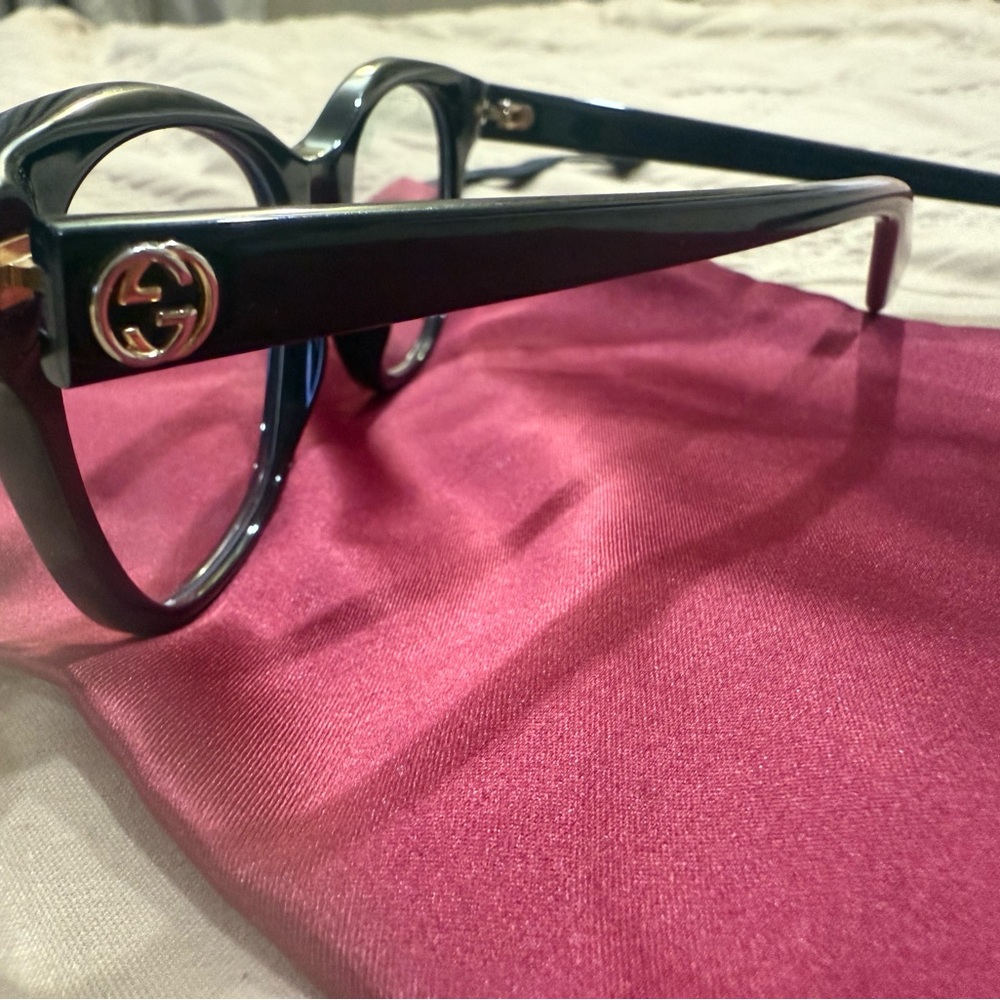 Gucci Women's Elegant Black Frames - image 7